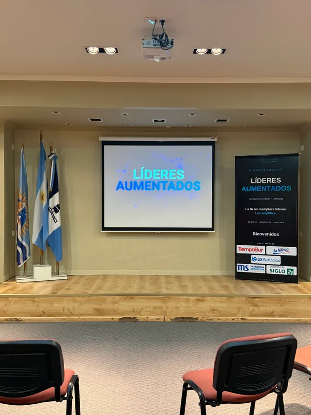 Escenario del auditorio con la pantalla de Líderes Aumentados antes de comenzar