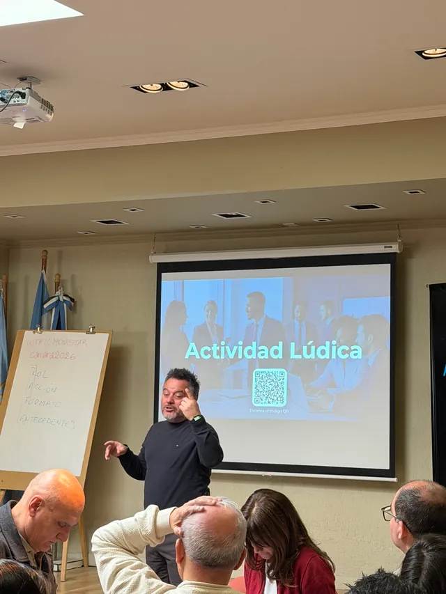 Facilitador guiando una actividad lúdica con código QR en pantalla